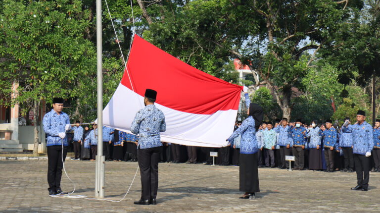 Kepala dan Staff UPT LDT mengikuti upacara HUT ke-77 RI