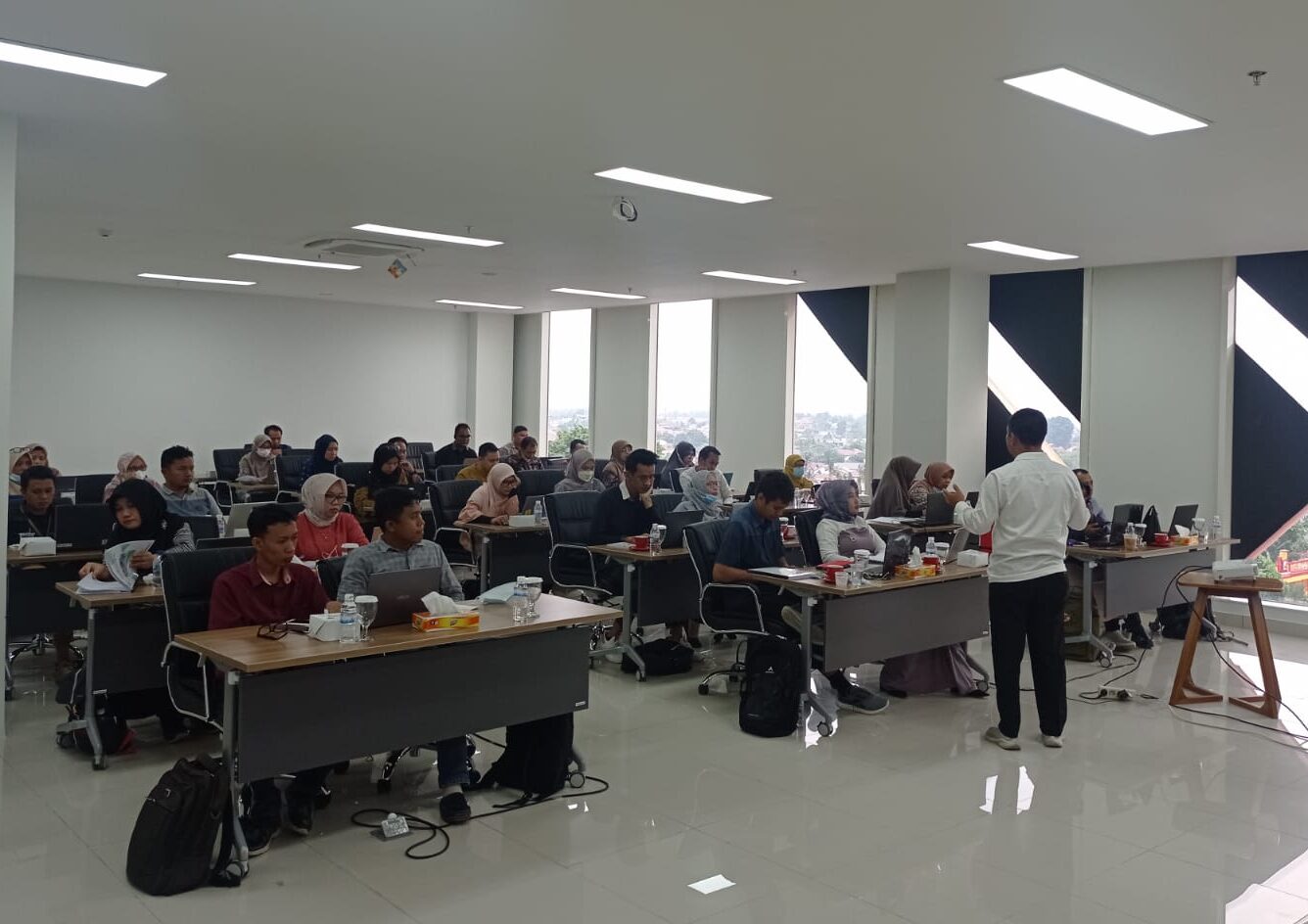 TEKNISI LABORATORIUM UPTLDT MENGIKUTI PELATIHAN KESEHATAN DAN KESELAMATAN KERJA (K3) LABORATORIUM